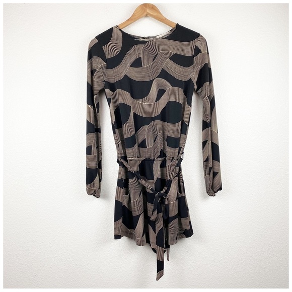 Veronicam. Black & Beige Geometric‎ Print Long Sleeve Romper with Tie Belt - Picture 1 of 9